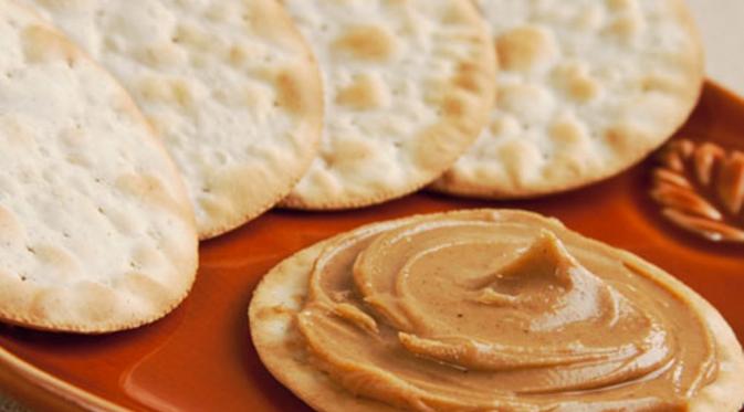Biskuit cracker dan selai kacang (Via: serious com)