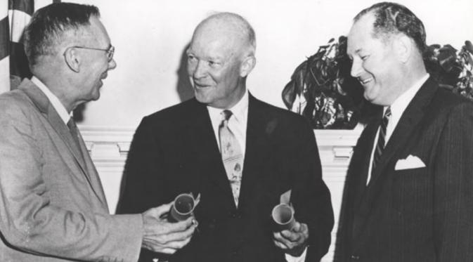 Presiden AS Dwight D. Eisenhower (tengah) menunjuk T. Keith Glennan (kanan) administrator pertama NASA dan  wakil administrator pertama L. Dryden. (Space.com)
