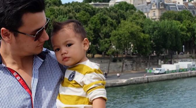 Christian Sugiono dan si buah hati berlibur di Paris. (Photo : Instagram)