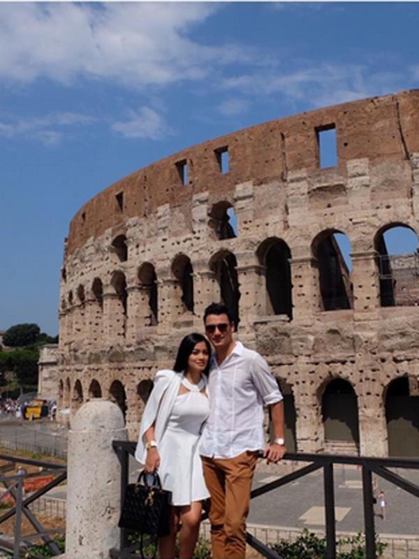 Titi Kamal dan Christian Sugiono di depan Colosseum, Roma. (Photo : Instagram)