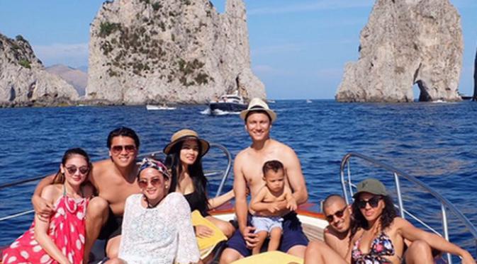 Christian Sugiono dan Titi Kamal, Luna Maya dan Reino Barack, bersama teman-temannya di Pulau Capri, Itali. Kumpulan sahabat ini memang sengaja meluangkan waktu mereka untuk dapat bertemu dan bercengkarama. (Photo : Instagram)
