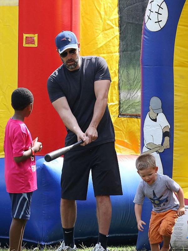 Ben Affleck sedang mengajari putranya bermain softball (via dailymail.co.uk)