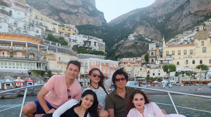 Luna Maya dan Reino Barack, Titi Kamal dan Christian Sugiono serta sahabat berfoto sebelum meninggalkan pulau Capri untuk kembali ke Positano.  (Instgram @titi_kamall)