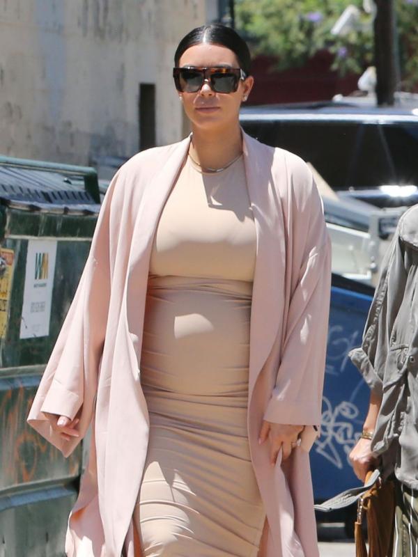 Perut Kim Kardashian sudah mulai membesar di kehamilan keduanya. (foto: mirror.co,uk)