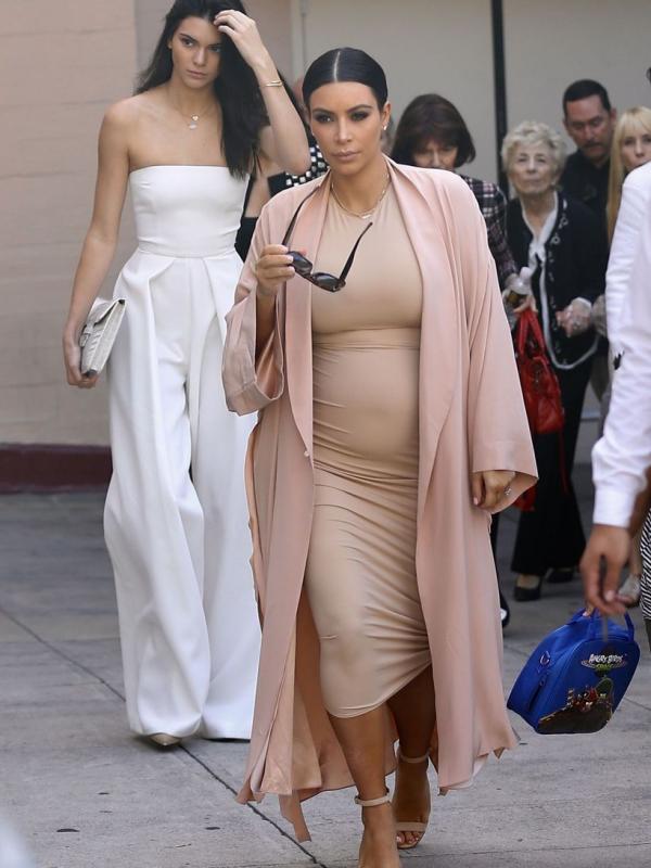 Kim Kardashian tetap terlihat memukau meski berat badannya harus naik hingga 20 kg. (foto: mirror.co.uk)