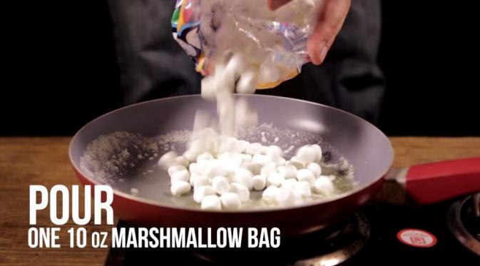 Masukkan marshmallow (Via: youtube.com)