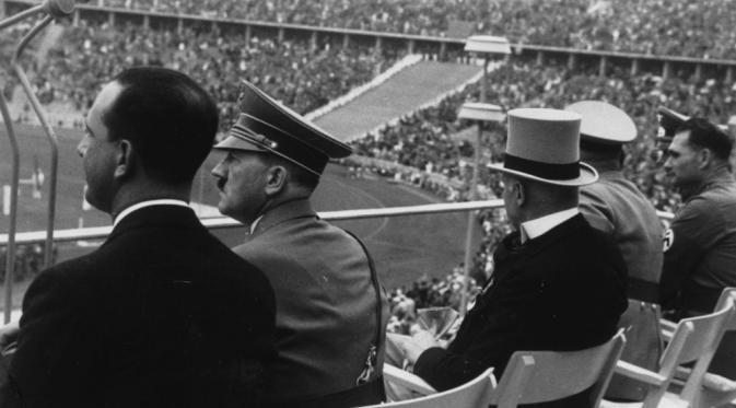 Hitler (bertopi dan berkumis) saat menyaksikan Olimpiade 1936 / jta.org