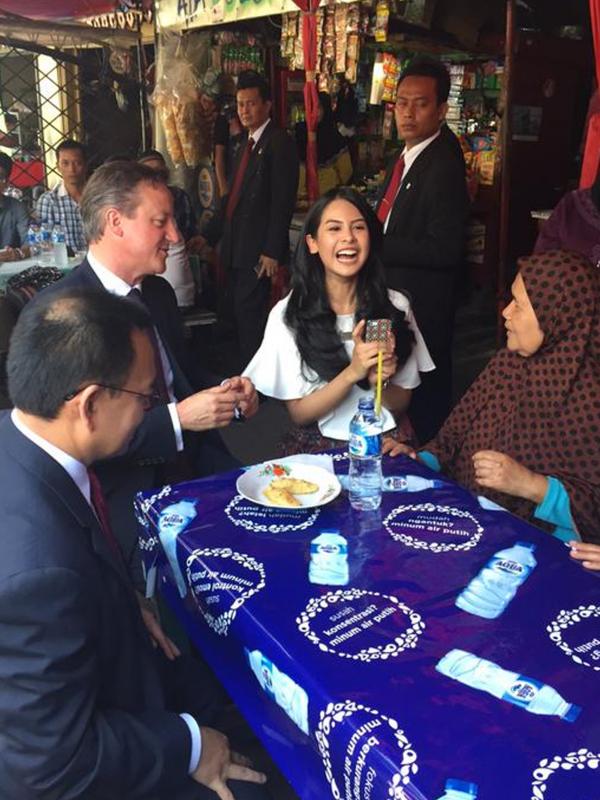 Maudy Ayunda berbincang bersama PM Inggris David Cameron. (foto: telegraph.co.uk)