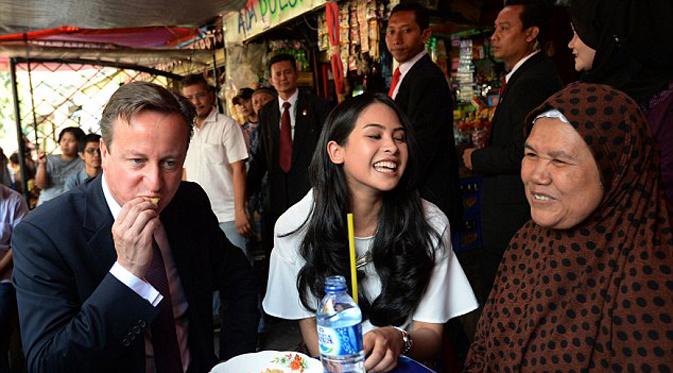 Menjadi suatu kehormatan tersendiri bagi Maudy Ayunda untuk dapat menemani David Cameron, Perdana menteri Inggris. (via dailymail.co.uk)