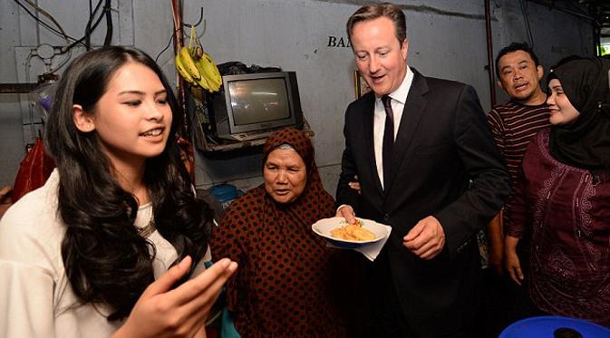 Ternyata Maudy Ayunda dan David Cameron berkuliah di tempat dan jurusan yang sama, yaitu di Universitas Oxford mengambil jurusan P.P.E (Politic, Philosophy, Economics). (via dailymail.co.uk)