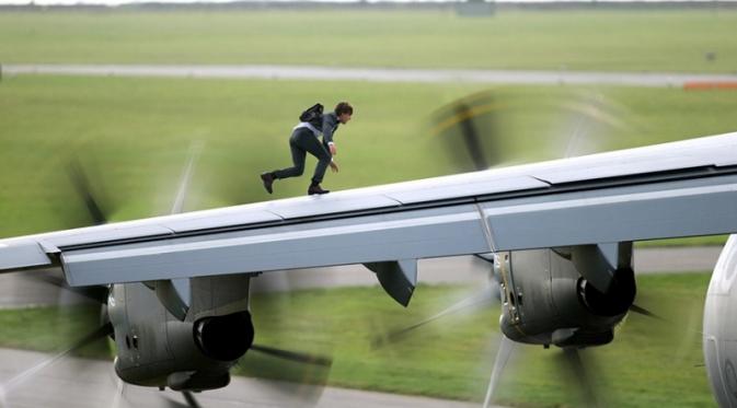 Aksi berbahaya Tom Cruise ini dilakukan tanpa stuntman. (foto: the guardian)