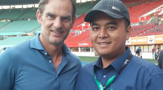 Ronald de Boer bersama Bola.com di Stadion Ernst Happel, Wina, yang memiliki kenangan indah bagi Ajax pada tahun 1995.  