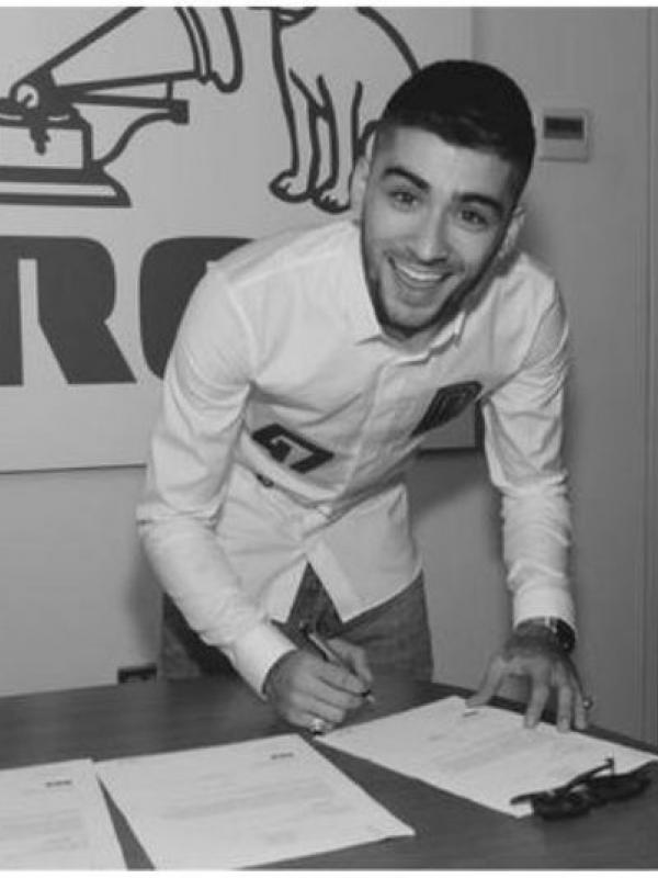 Zayn Malik menandatangani surat kontrak rekaman (Twitter)
