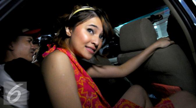 Marshanda berada di dalam sebuah mobil bersama Egi John usai menjadi bintang tamu dalam sebuah acara talkshow di kawasan Kebon Jeruk, Jakarta, Rabu (29/7/2015).(Liputan6.com/Faisal R Syam)
