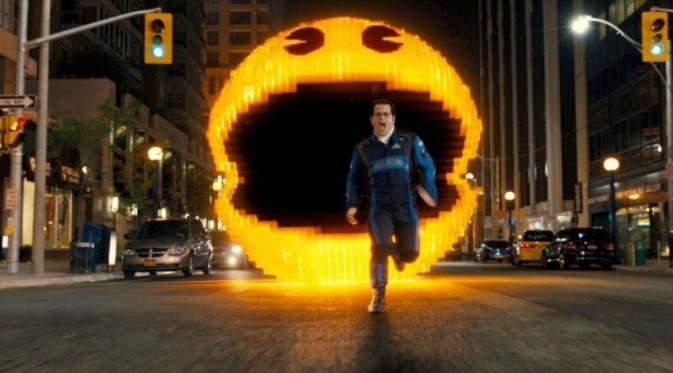 Ludlow (Josh Gad) dikejar Pac-Man di tengah kota New York. foto: Sony Pictures