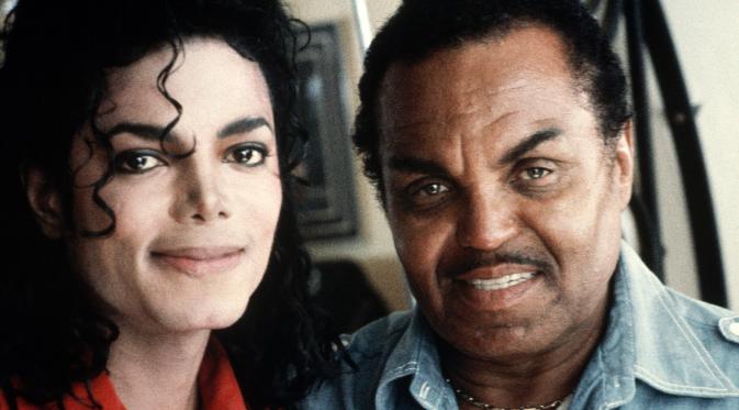 Joe Jackson dan Michael Jackson (via richestcelebrities.org)