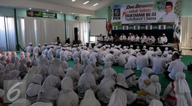 Suasana doa bersama untuk kesuksesan Muktamar NU ke-33, Jakarta, Kamis (30/7/2015). Muktamar tersebut akan digelar 1-5 Agustus 2015 di Jombang, Jatim.(Liputan6.com/JohanTallo)