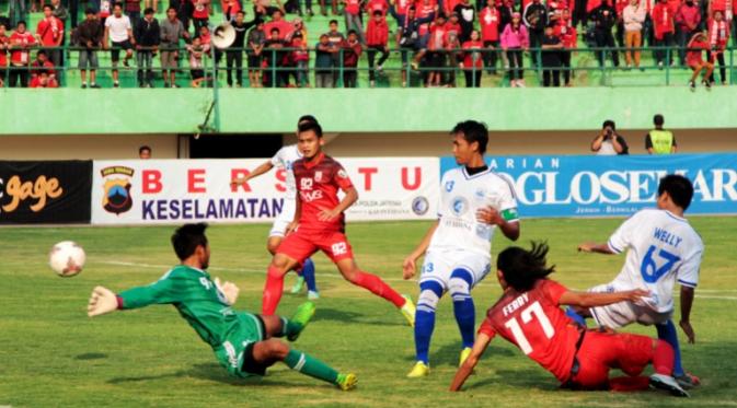 Laga di final leg kedua Piala Polda Jateng antara Persis Solo (merah) melawan PSIS di Stadion Manahan, Solo, diwarnai kericuhan suporter. (Bola.com/Vincentius Sawarno)
