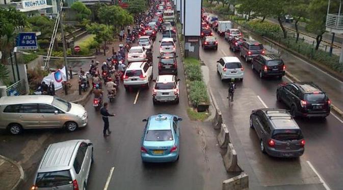 Jalan lambat di jalur cepat (Via: es.twtrland.com)