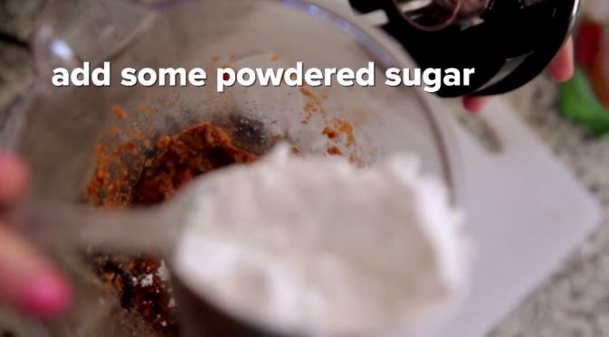 Tambahkan gula bubuk sesuai dengan selera manismu. (Via: youtube.com)