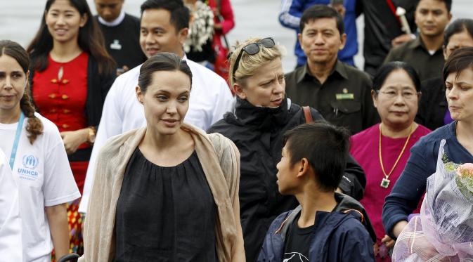 Utusan khusus UNHCR, Angelina Jolie (tengah) berbincang dengan putranya, Maddox saat tiba di Bandara Myitkyinam, Myanmar, Rabu (30/7/2015). (REUTERS/Soe Zeya Tun)