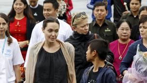 Utusan khusus UNHCR, Angelina Jolie (tengah) berbincang dengan putranya, Maddox saat tiba di Bandara Myitkyinam, Myanmar, Rabu (30/7/2015). (REUTERS/Soe Zeya Tun)