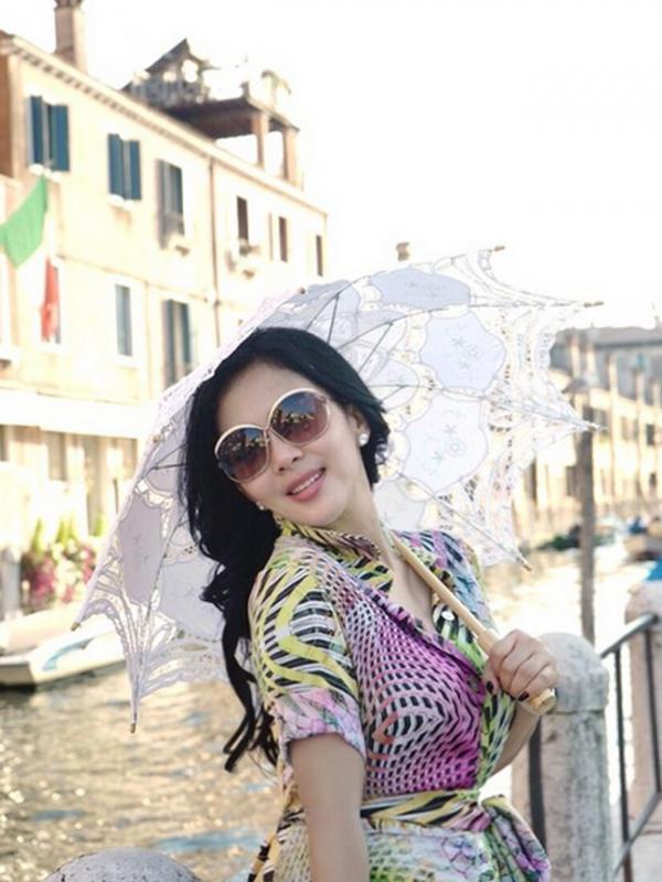 Kota indah yang satu ini hanya dikunjungi oleh Syahrini selama 1 hari. Terlihat Syahrini sedang berada di Venice, Itali. (Photo : Instagram)