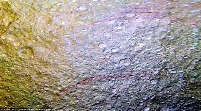 Permukaan Tethys yang `berdarah`, bulan milik planet Saturnus