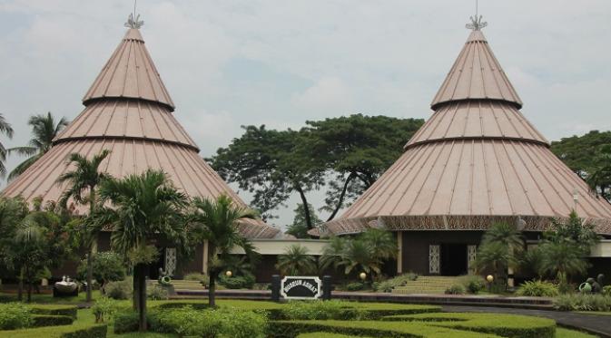 Bentuk Museum Asmat yang mengadopsi gaya rumah Kariwari