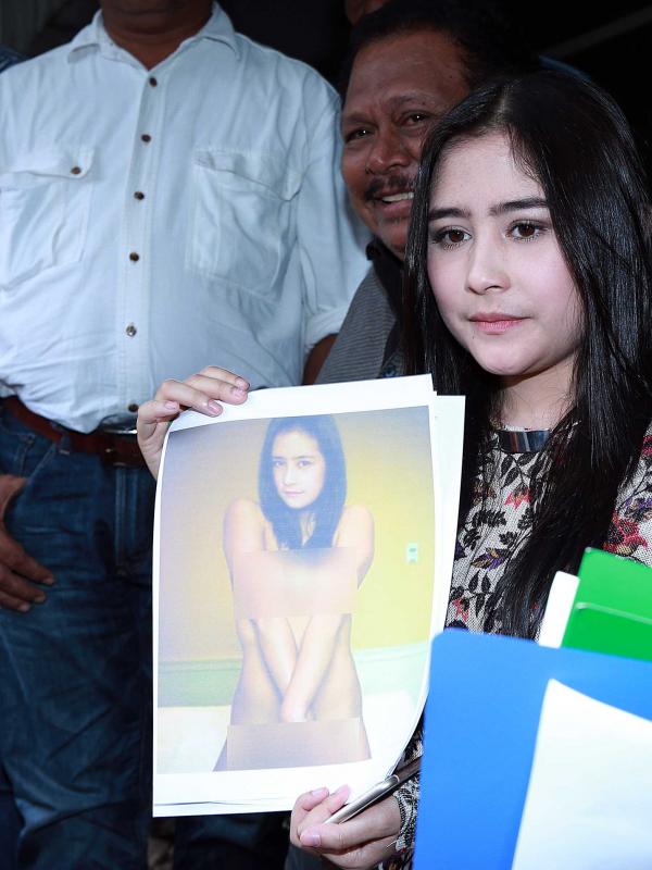 Prilly Latuconsina melaporkan kasus foto bugil yang menderanya ke Polda Metro Jaya (Deki Prayoga/Bintang.com)