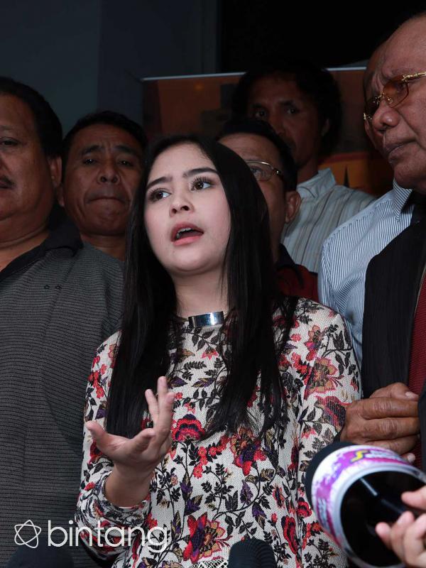 Prilly mengetahui beredarnya foto editan itu dari penggemarnya. Foto wajah Prilly yang sedang senyum direkayasa menggunakan tubuh orang lain dan seolah menunjukkan dirinya sedang tanpa busana. (Deki Prayoga/Bintang.com)