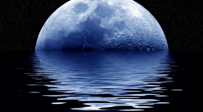 Bulan Biru Menghampiri Langit Bumi. (Space)