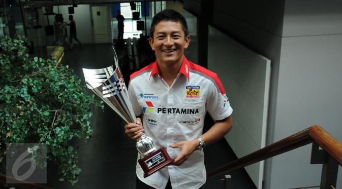 Pebalap Indonesia yang turun di ajang GP2 Series, Rio Haryanto saat mengunjungi SCTV Tower di bilangan Senayan, Jakarta, Jumat (31/7/2015). Senyum Rio Haryanto mengembang saat memamerkan piala. (Liputan6.com/Helmi Fithriansyah)
