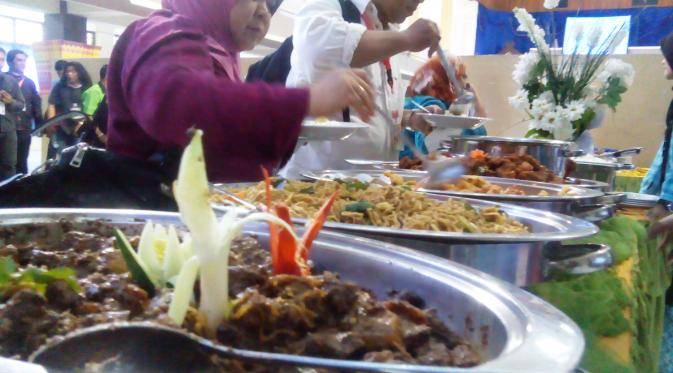 14 Catering siap melayani sekitar 3.000 peserta Muktamar ke-47 Muhammadiyah di Makassar, Sulawesi Selatan. (Liputan6.com/Eka Hakim)
