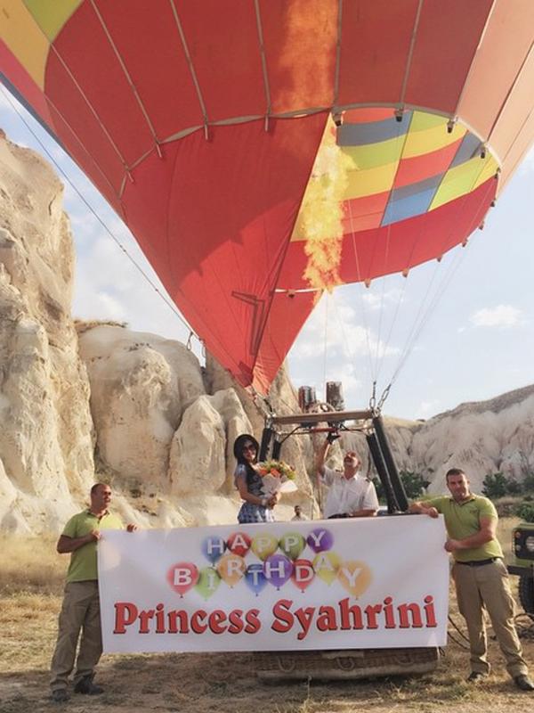 Syahrini mendapat kejutan saat naik balon udara di Cappadocia, Turki. (foto: instagram.com/princessyahrini)