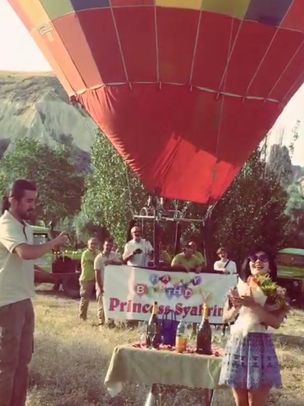 Syahrini memperlihatkan kejutan ulang tahun yang diterimanya. (foto: instagram.com/princessyahrini)