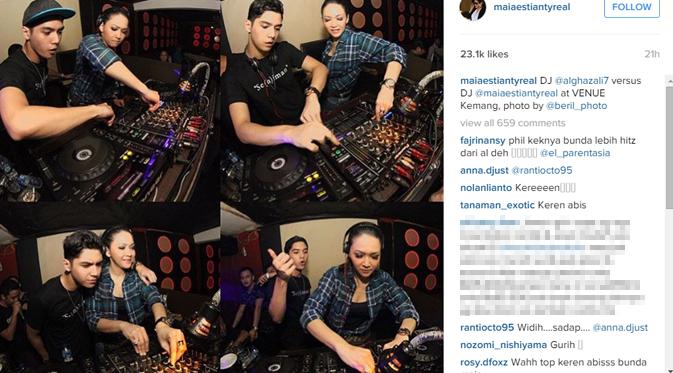 Maia Estianty tampak asyik nge-DJ bersama anak pertamanya, Al Ghazali. (foto: instagram.com/maiaestiantyreal)
