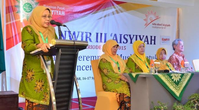  Ketua Umum PP Nasyiatul Aisyiyah Norma Sari‎ dalam Muktamar PP Muhammadiyah di Makassar, Sulawesi Selatan. (Liputan6.com/Eka Hakim)