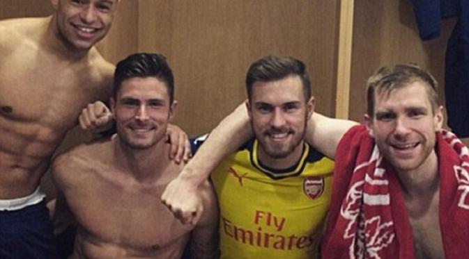 Aksi selfie para pemain Arsenal
