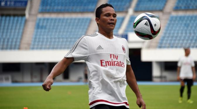 AC Milan Columbian forward Carlos Bacca attends a training session on the eve of the AC Milan against Inter Milan football match during the International Champions Cup in Shenzhen on July 24, 2015. AFP PHOTO / JOHANNES EISELE