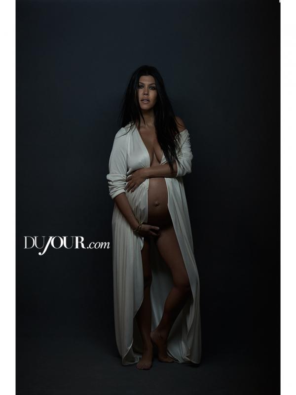 Kourtney Kardashian untuk majalah DuJour (via bellanaija.com)