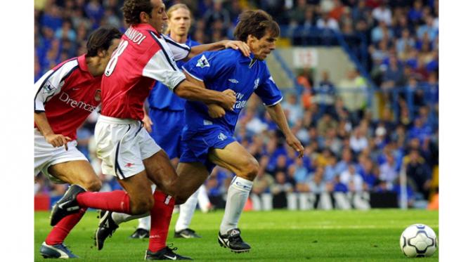 Penyerang Chelsea, Gianfranco Zola melewati hadangan bek Arsenal, Giles Grimandi pada laga Liga Inggris musim 2001/02 di Stamford Bridge, Inggris, Sabtu (8/9/2001). (EPA/Adrian Dennis)