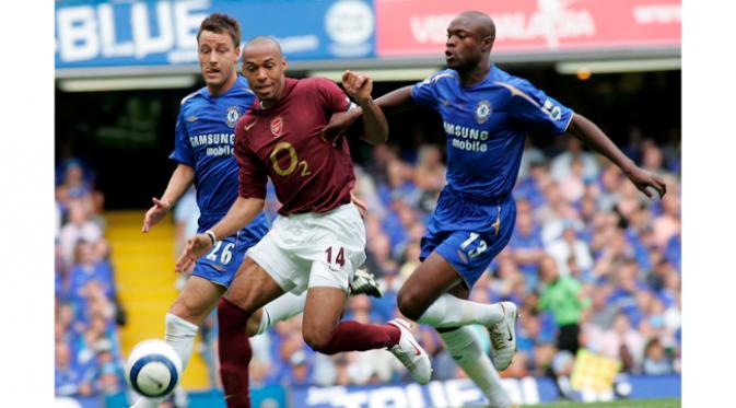 Penyerang Arsenal, Thierry Henry berusaha mengontrol bola saat diapit dua bek Chelsea, William Gallas dan John Terry (kiri) pada laga Liga Inggris musim 2004/05 di Stamford Bridge, Inggris, Minggu (21/8/2005). (EPA/Hugo Philpott)