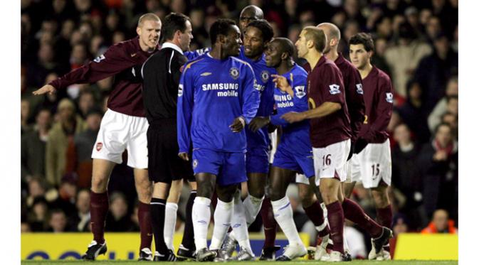 Para pemain Arsenal dan Chelsea beradu argumen pada laga Liga Inggris musim 2005/06 di Highbury Stadium, Inggris, Minggu (18/12/2005). (EPA/Tom Hevezi)