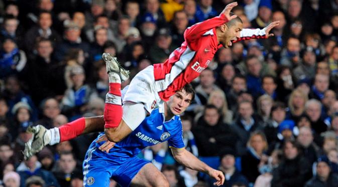 Bek Arsenal, Gael Clichy melompat saat berebut bola dengan bek Chelsea, Branislav Ivanovic pada laga Liga Inggris musim 2008/09 di Stamford Bridge, Inggris, Minggu (30/11/2008). (EPA/Gerry Penny)
