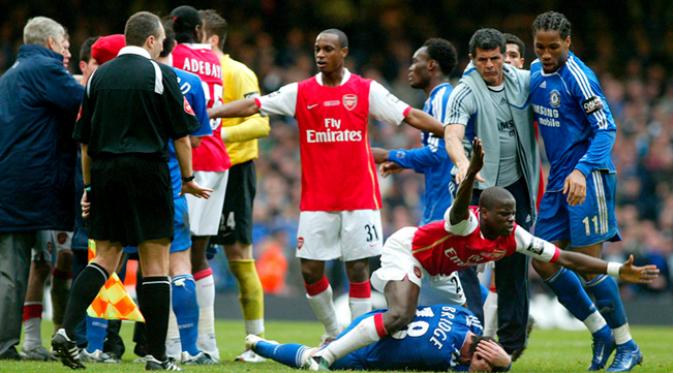 Bek Chelsea, Wayne Bridge bertengkar dengan gelandang Arsenal, Abou Diaby pada babak final Carling Cup di Millenium Stadium, Wales, Minggu (25/2/2007). (EPA/Gerry Penny)