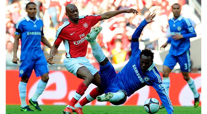 Gelandang Arsenal, Abou Diaby menjatuhkan gelandang Chelsea, Michael Essien pada babak semifinal FA Cup di Wembley Stadium, Inggris, Sabtu (18/4/2009). (EPA/Andy Rain)