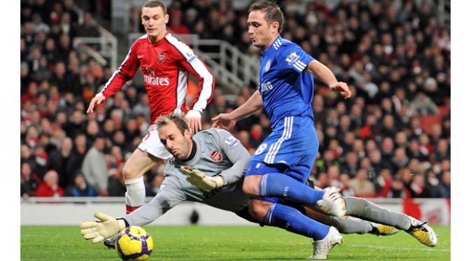 Kiper Arsenal, Manuel Almunia berusaha menyelamatkan bola yang akan ditendang oleh gelandang Chelsea Frank Lampard pada laga Liga Inggris musim 2009/10 di Emirates Stadium, Inggris, Minggu (29/11/2009). (EPA/Gerry Penny)
