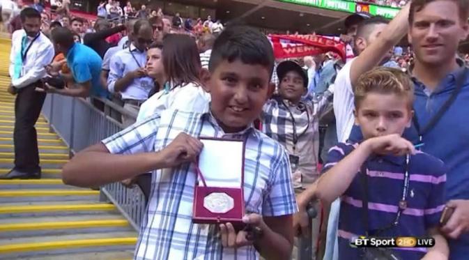 BUANG MEDALI - Jose Mourinho membuang medali perak FA Community Shield usai Chelsea kalah 0-1 dari Arsenal (BT Sport)