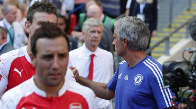 Jose Mourinho menyalami skuat Arsenal usai Community Shield 2015 (Digital South/Robin Jones)